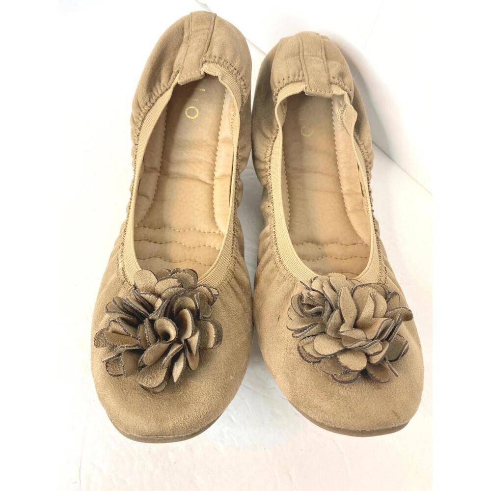 Ollio Women's Shoes Faux Suede Decorative Flower Slip On Ballet Shoes Size 7/7.5